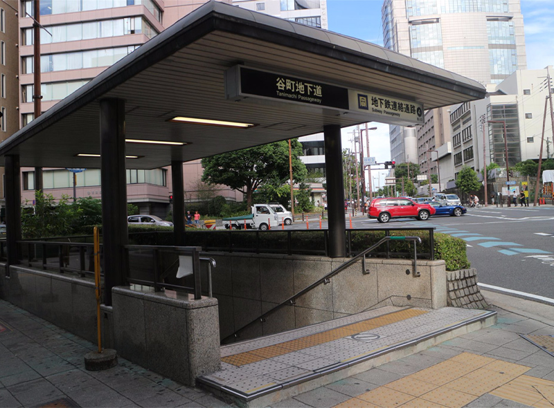 大阪市営地下鉄：堺筋線または中央線「堺筋本町駅」下車。