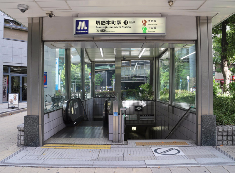大阪市営地下鉄：堺筋線または中央線「堺筋本町駅」下車。